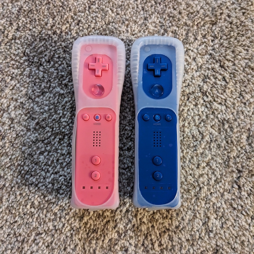 2 Wii remotes